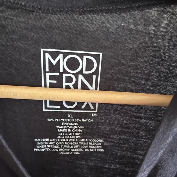 Modern Lux Black and White 'More Love' Tee - Picture 2 of 2